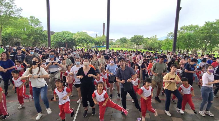 笑料十足看見親子互動 羅東鎮立幼兒園辦千人律動大會操【影音新聞】