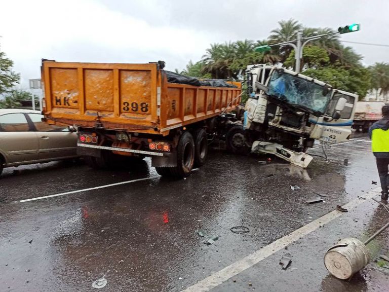 頭城濱海路砂石車車禍．駕駛受傷