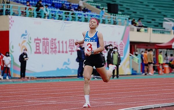 高中女生1500公尺～中道中學陳潔安破大會紀錄！