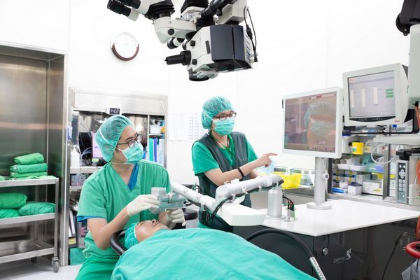 飛秒雷射白內障～手術視力恢復好．重返正常生活