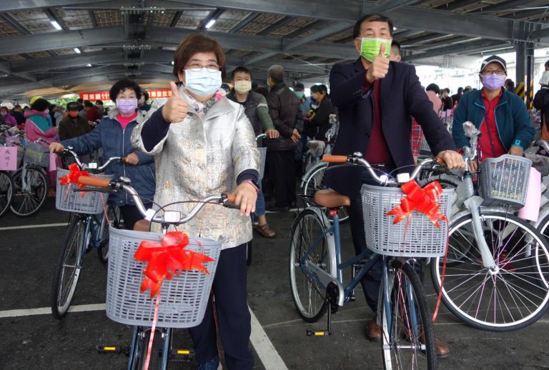耗費公帑逾二百萬 529名鄰長喜獲公務自行車【影音新聞】