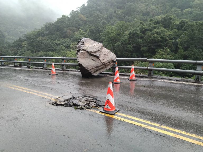 豪雨不斷土石鬆軟 台7丁線巨石掉落 幸無砸中車輛