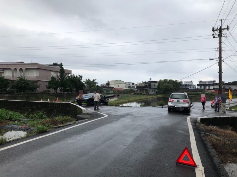 交岔路口未減車速 二車對撞波及電線桿