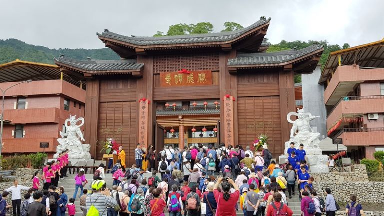 礁溪孔雀山開成禪寺．重修山門慶祝佛誕節