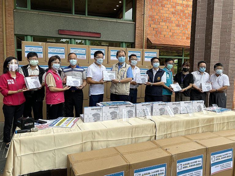 民進黨團挺前線防疫～媒合企業捐3萬片面罩