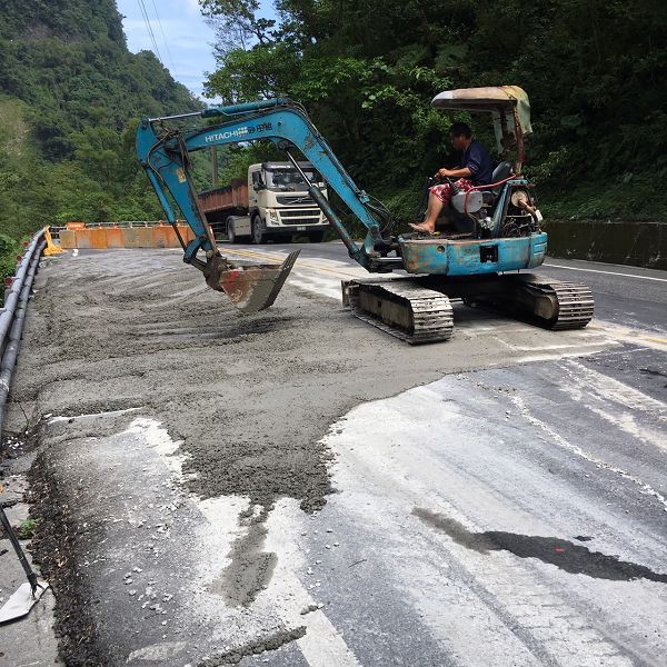 蘇花公路147.1公里北上路車道路基被淘空【影音新聞】