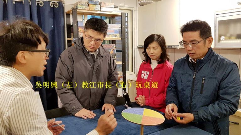 青年吳明興研發桌遊教材．江聰淵協助開幕宣傳