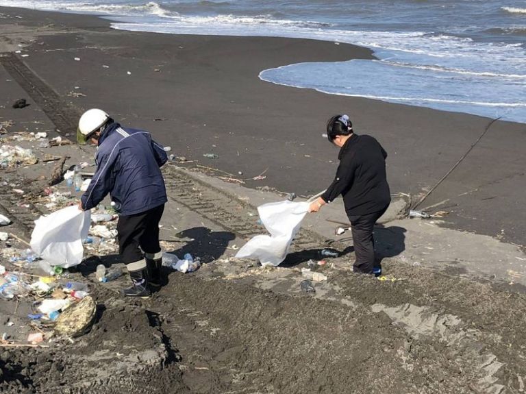 頭城竹安海灘出現劇毒僧帽水母民眾請勿觸摸以免被螫傷