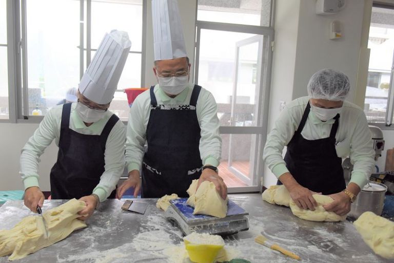 全台烘焙名師齊聚靜思精舍 製作壽桃與民眾結好緣