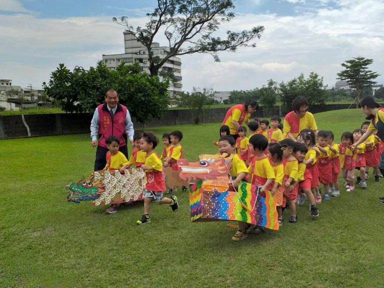 大人瘋龍舟.小孩玩陸上行舟 五結鄉立幼兒園慶端午樂融融【影音新聞】