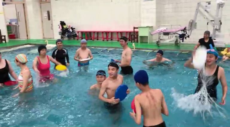 特殊教育報導 / 系列七~     特教生水中有氧體驗 一堂從頭笑到尾的課程【影音新聞】