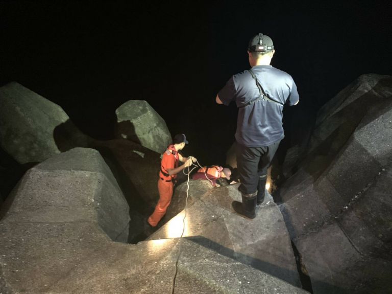 深夜釣客跌落海堤 海巡消防協力救援