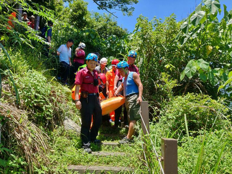 奇蹟更是幸運 72歲劉姓老婦跌入15米深山崖獲救