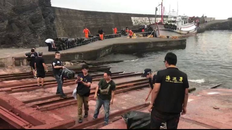 海巡署大溪漁港查獲2漁船走私菸 近130萬包價約二千四百萬元【影音新聞】