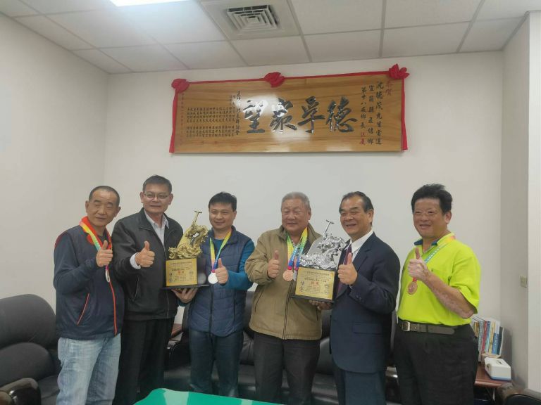 五結鄉龍舟隊獲國際龍舟錦標賽殊榮 獎杯獎牌獻予鄉公所收藏