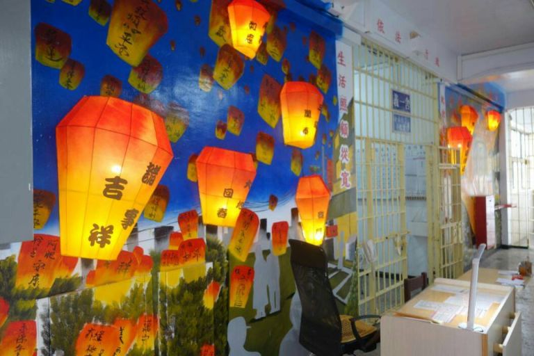 窗外月.高牆天燈 另類慶元宵為民祈福