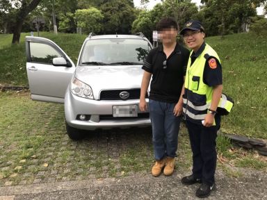 汽車忘記關大燈電源耗盡 波麗士攜帶充電器解圍