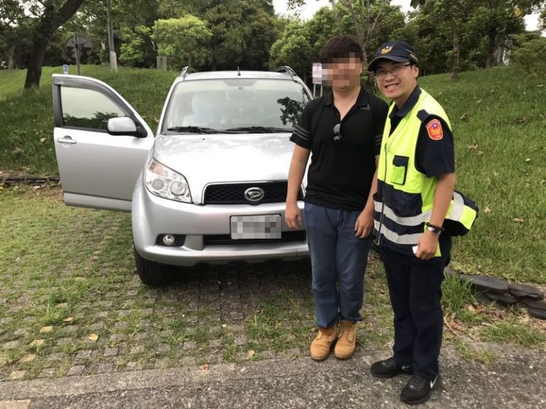 汽車忘記關大燈電源耗盡 波麗士攜帶充電器解圍