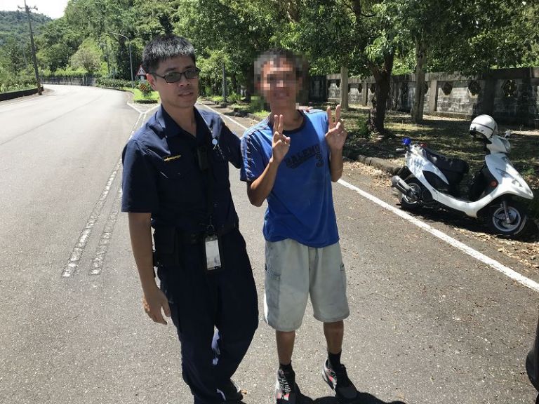 自我訓練半馬體力不濟癱倒路邊 警察平安護送回家