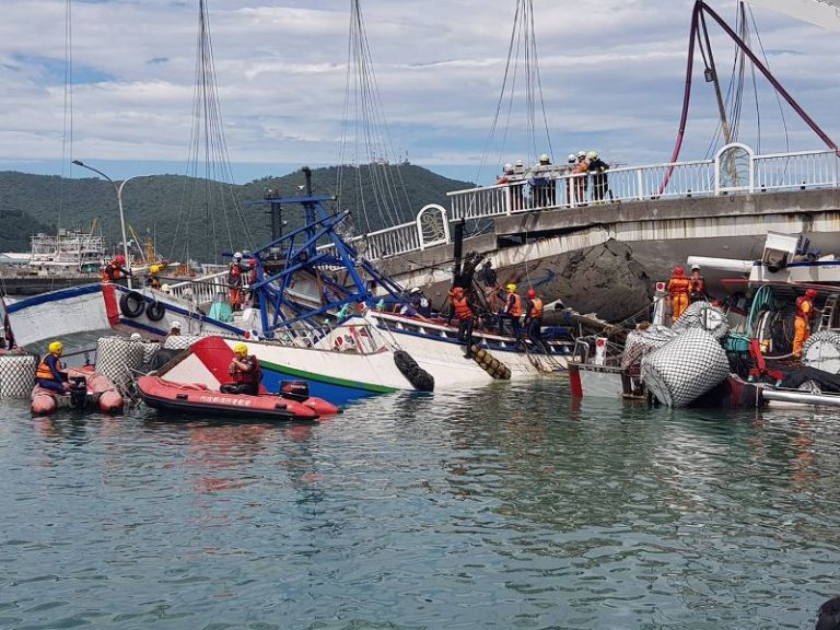 南方澳跨海大橋崩塌 生還外籍漁工每人發給2萬救助金