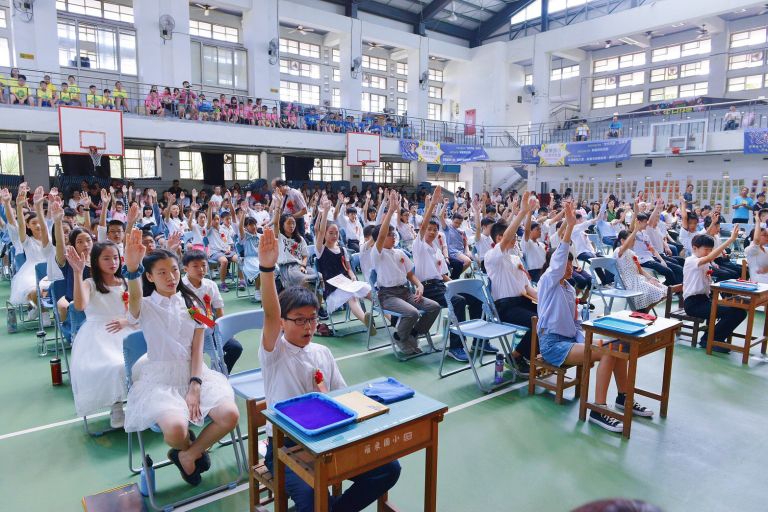 傑出校友林姿妙返母校羅東國小參加畢典 驚喜印記拚圖和印章【影音新聞】