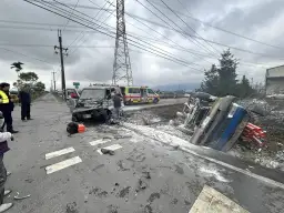 驚險一瞬間 二貨車叉口擦撞翻覆並起火燃燒【影音新聞】