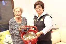 羅東長者勁福氣 鎮長親送百歲人瑞二萬元禮金及豬腳麵線【影音新聞】