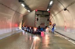 大貨車自撞隧道壁 蘇澳警迅速到場管制排除【影音新聞】