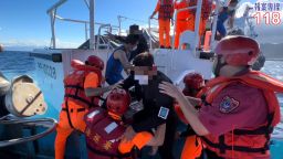 浪急風高 遊艇大溪漁港外海翻覆 海空聯合救援 12名潛水客獲救
