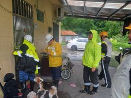 蘇澳警分局冒雨助部落撤村 南澳鄉部落預警性撤離【影音新聞】