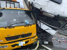 蘇花改東澳至蘇澳路段交通事故 曳引車追撞工程車2司機受傷【影音新聞】