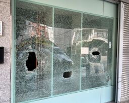 二惡清晨砸寵物店玻璃櫥窗 警循線逮19歲嫌追共犯