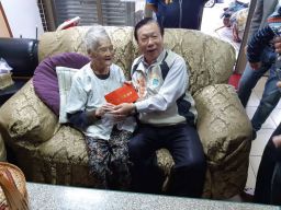 蘇澳鎮長陳金麟探訪百歲人瑞並致贈敬老禮金