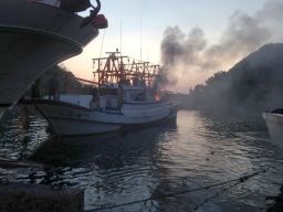 南方澳第三漁港今晨發生火燒船