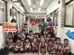 小甜甜幼兒園小朋友 到創世羅東院陪院民提前歡度兒童節