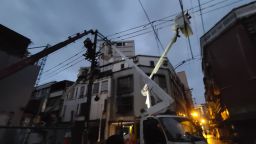 羅東和平路斷電漏夜搶修中 施工不慎扯斷電線桿惹禍