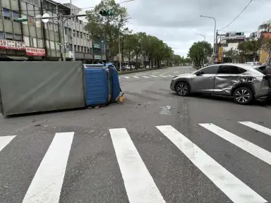 轉彎車未讓直行車先行 羅東鎮純精路二車撞成四輪朝天【影音新聞】