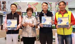 美麗風情伴您一整年 捐發票兌換【小品羅東】桌曆、年掛曆【影音新聞】