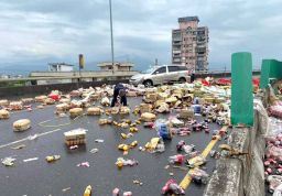 羅東光榮路橋飲料罐散落一地 雙向交通封閉近四小時