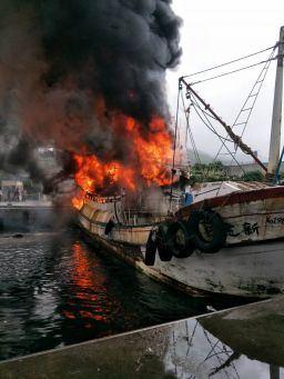 烈焰沖天 頭城大溪港一艘80噸的漁船莫名起火