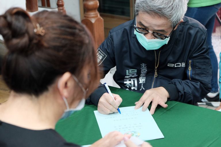 誓要「團結全黨 重返榮耀」 吳和信登記參選民進黨宜蘭縣黨部主委