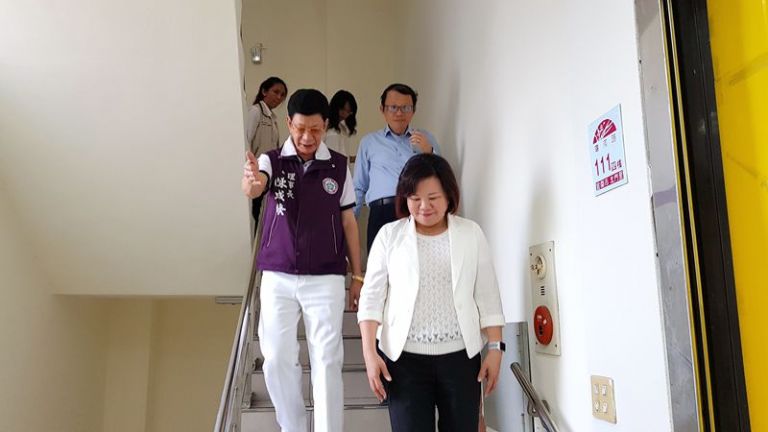 勞動部長許銘春「爬樓梯」．「真勞動」