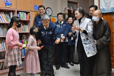 閣揆訪視幸夫愛兒園及宜蘭監獄 致贈加菜金及賀歲福袋【影音新聞】