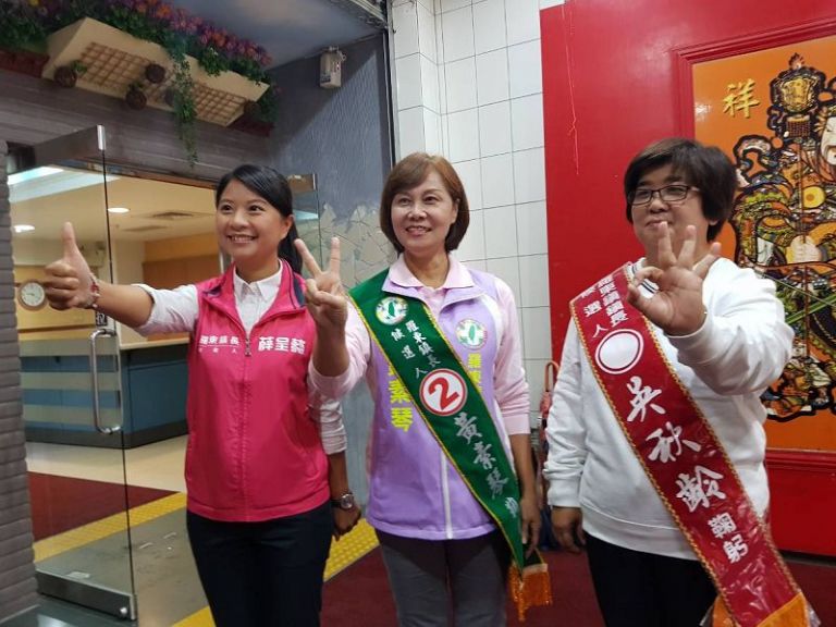 羅東鎮長三個女人戰爭 抽籤會場玩自拍表現民主風度