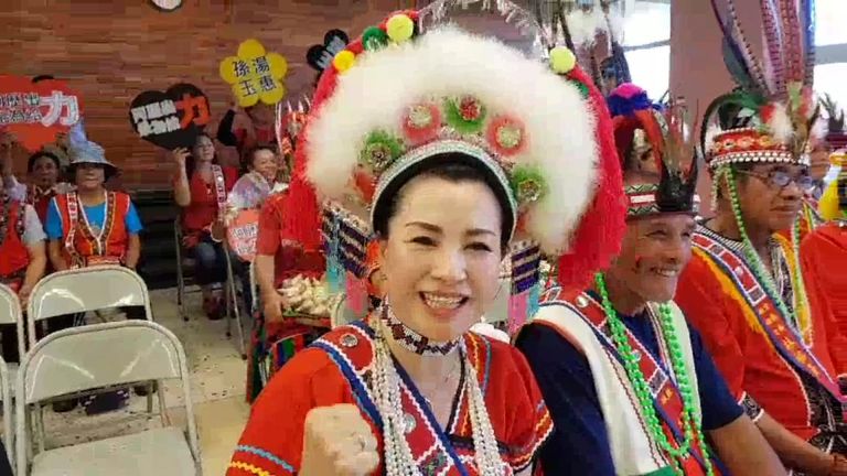 原住民族服飾嘉年華？孫湯玉惠最美麗的登記隊伍登場【影音新聞】