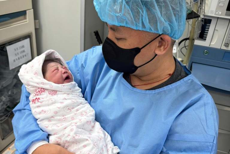 宜縣長參選人吳宗憲喜迎愛女誕生～臉書報喜母女平安