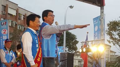 謝龍介出奇招 將呂國華立委參選人帶至舞臺下搶盡鋒頭【影音新聞】