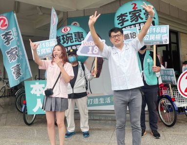 力推18歲公民權 民眾黨競選團隊穿學生服齊倡議