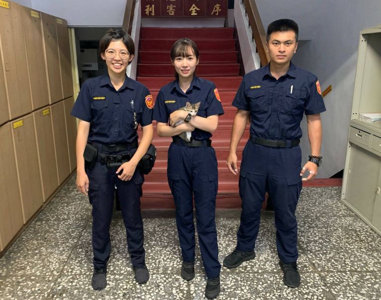 溫馨故事 警察不只救人也救護小動物【影音新聞】