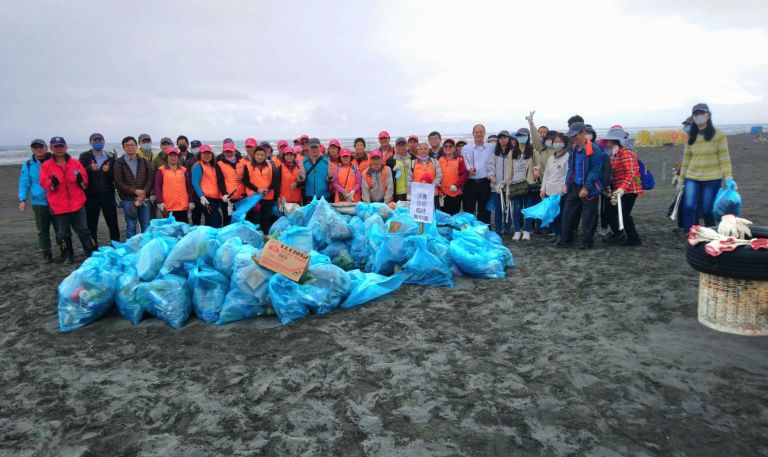 愛護環境維護海洋生態 河川局公私協力淨灘